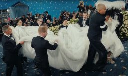 Met Gala: El "incómodo" vestido de Diana Ross que tuvo que ser cargado por 8 personas