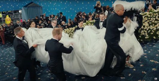 Met Gala: El "incómodo" vestido de Diana Ross que tuvo que ser cargado por 8 personas