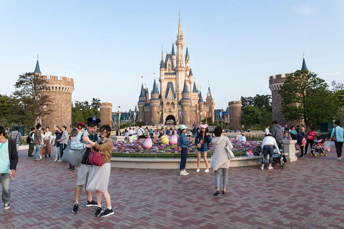 Castillo de Cenicienta con decoración de Pascua en el Tokyo Disney Resort en Japón Foto de archivo de Travel/Alamy