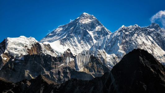 Por qué las personas están usando gas xenón para escalar el monte Everest en una semana: Médicos lo consideran peligroso