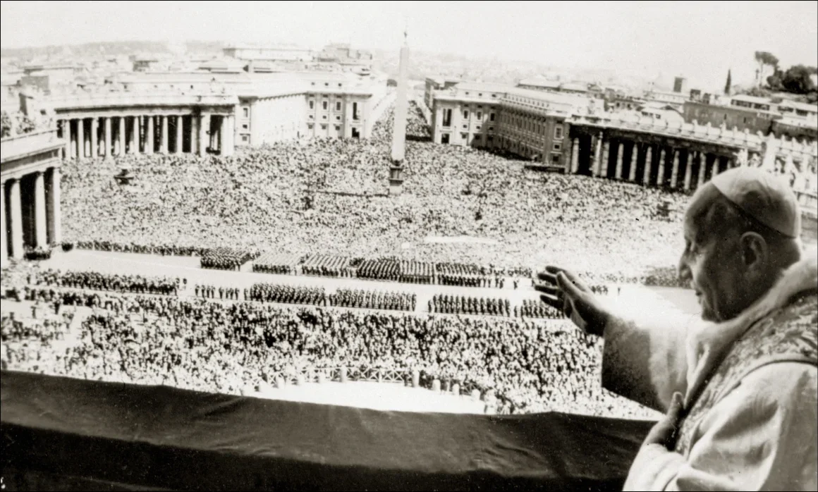 El papa Juan XXIII da la bendición "Urbi et Orbi" desde el balcón de la Basílica de San Pedro en abril de 1963, solo semanas antes de su muerte. A lo largo de la historia, Juan ha sido el nombre papal más popular. AFP/Getty Images