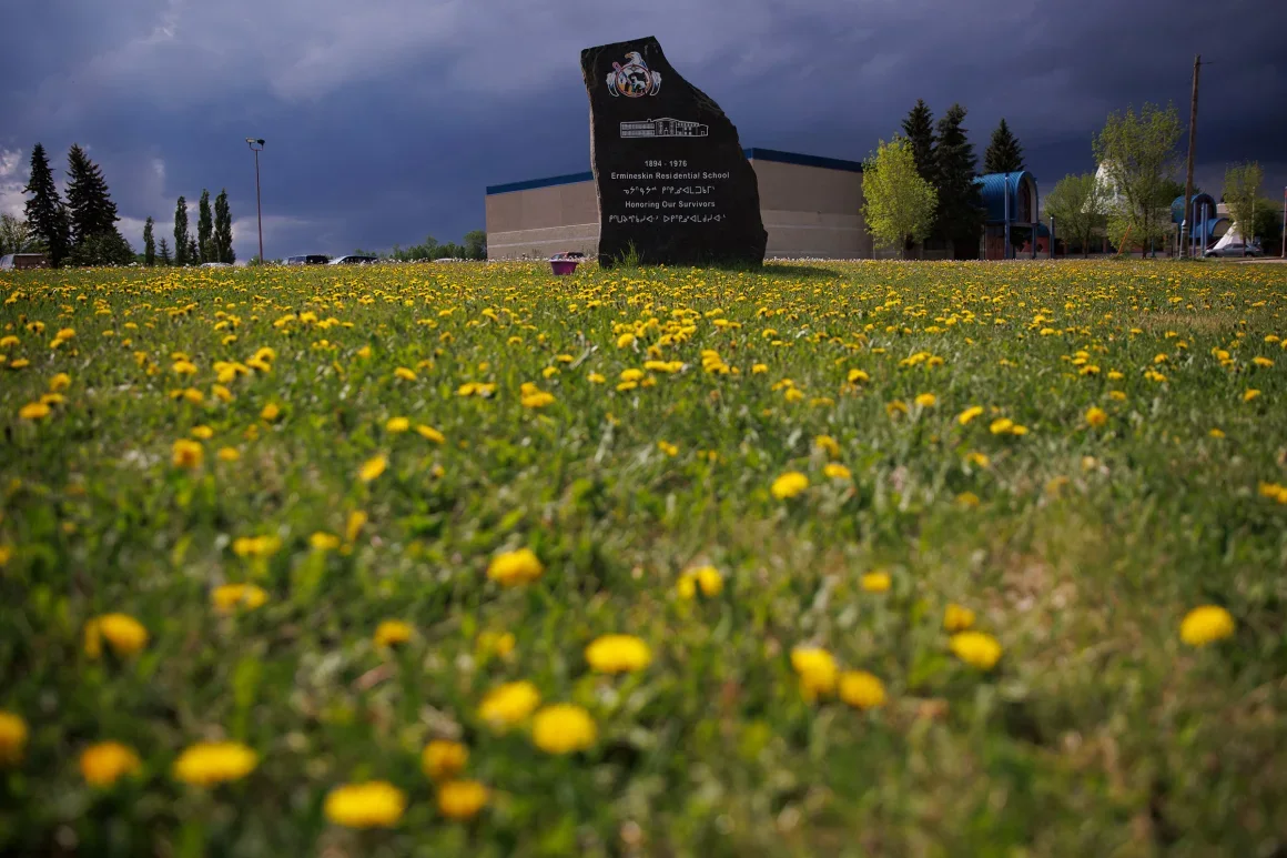 Un monumento en honor a los supervivientes de la Escuela Residencial Indígena Ermineskin cerca del lugar donde se encontraba la escuela en Maskwacis, Alberta, en junio de 2022. Cole Burston/AFP/Getty Images
