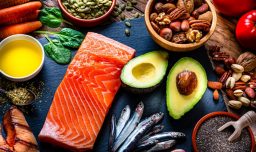 Qué comer para poder dormir mejor (y qué comidas evitar)