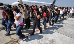 Gobierno Trump pide a la Corte Suprema de Justicia que reanude la deportación de casi 200 migrantes venezolanos