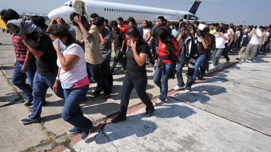 Gobierno Trump pide a la Corte Suprema de Justicia que reanude la deportación de casi 200 migrantes venezolanos