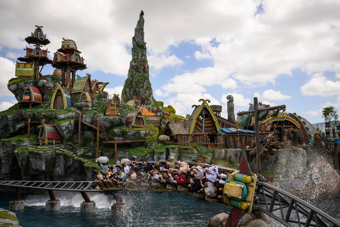Los visitantes viajan en la montaña rusa Hiccup's Wing Gliders en el área Cómo entrenar a tu dragón - Isla de Berk, en el parque temático Epic Universe en Orlando, Florida, el sábado 5 de abril de 2025. Thomas Simonetti/Bloomberg/Getty Images