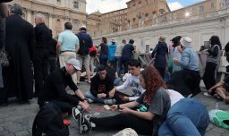 Jugando cartas, tomando helado y comprando recuerdos: Personas pasan el tiempo en Plaza de San Pedro esperando el humo blanco