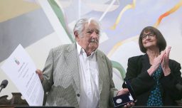 El paso de Pepe Mujica por la Universidad de Chile: Recibió la máxima distinción y ofreció una charla sobre democracia