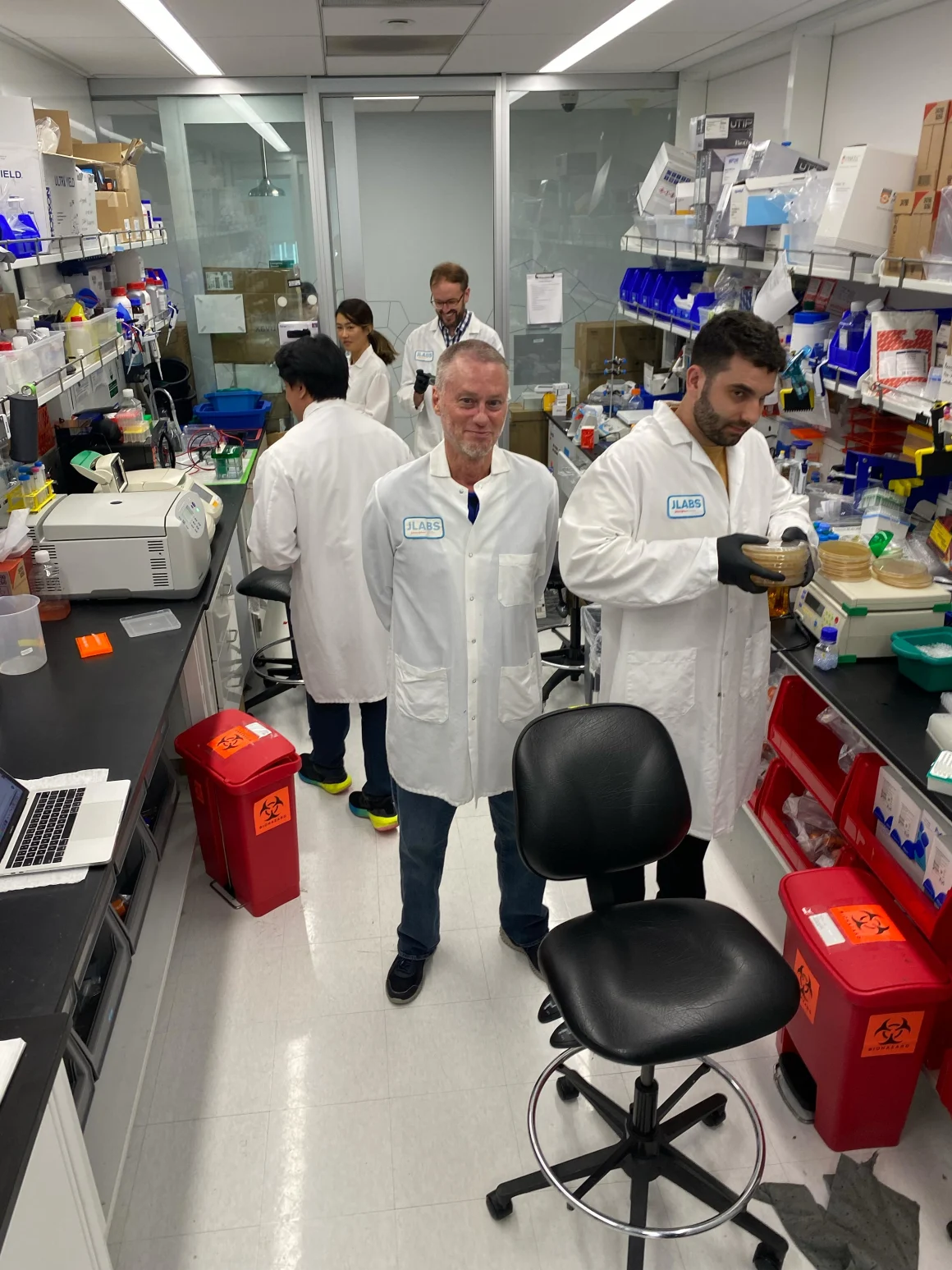 Tim Friede, en el centro, con sus colegas Mark Bellin, a la derecha, Joel Andrade, a la izquierda, Gengan Li, atrás a la izquierda, y Nicholas Bayless, atrás en el centro. Jacob Glanville