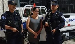 Detienen en El Salvador a abogada de Derechos Humanos crítica del gobierno de Bukele
