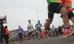 “No pruebes nada nuevo el día de la carrera”: Kinesiólogo entrega recomendaciones clave para la Maratón de Santiago