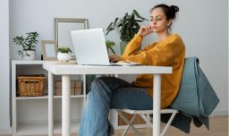 Cómo sentarse correctamente frente al computador: La importancia de la altura de la silla