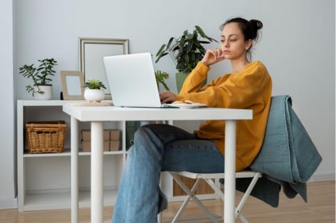 Cómo sentarse correctamente frente al computador: La importancia de la altura de la silla