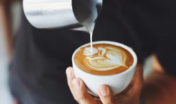 ¿Cuántas tazas de café consumen los chilenos? Esto reveló un estudio