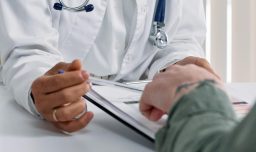 ¿Cómo identificar posibles señales de cáncer a la piel?: Doctor entrega consejos para detectarlas
