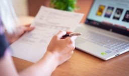 Sernac detecta que un 70% de las universidades, institutos y CFT no cumplen con la entrega gratuita de certificados