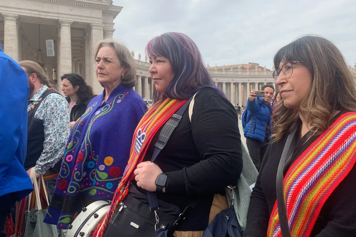 Victoria Pruden (al centro), presidenta del Consejo Nacional Métis, formó parte de una delegación de líderes indígenas que visitó Roma en 2022 para hablar de las escuelas residenciales con el papa Francisco. Cortesía de Victoria Pruden