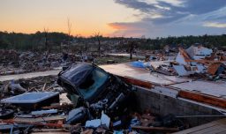 EE.UU. bajo alerta por tornados: Al menos 16 muertos y más de 700 mil hogares sin electricidad