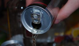 La taurina de bebidas energéticas podría estimular el crecimiento de leucemia, revela estudio