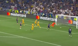 Un error insólito y el PSG toma ventaja: Hakimi abre el marcador en la final de la Champions