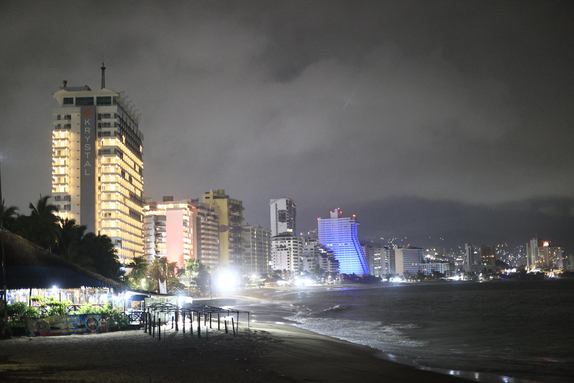 Fotografía del oleaje este miércoles, en las playas del balneario de Acapulco en Guerrero (México). El huracán Erick alcanzó la categoría 3 y se dirige hacia las costas de Oaxaca y Guerrero, en el sur de México, donde podría tocar tierra durante la madrugada del jueves con mayor fuerza, según el Servicio Meteorológico Nacional (SMN), que advirtió sobre su rápida intensificación y la posibilidad de que suba a categoría 4 en las próximas horas. EFE/ David Guzmán