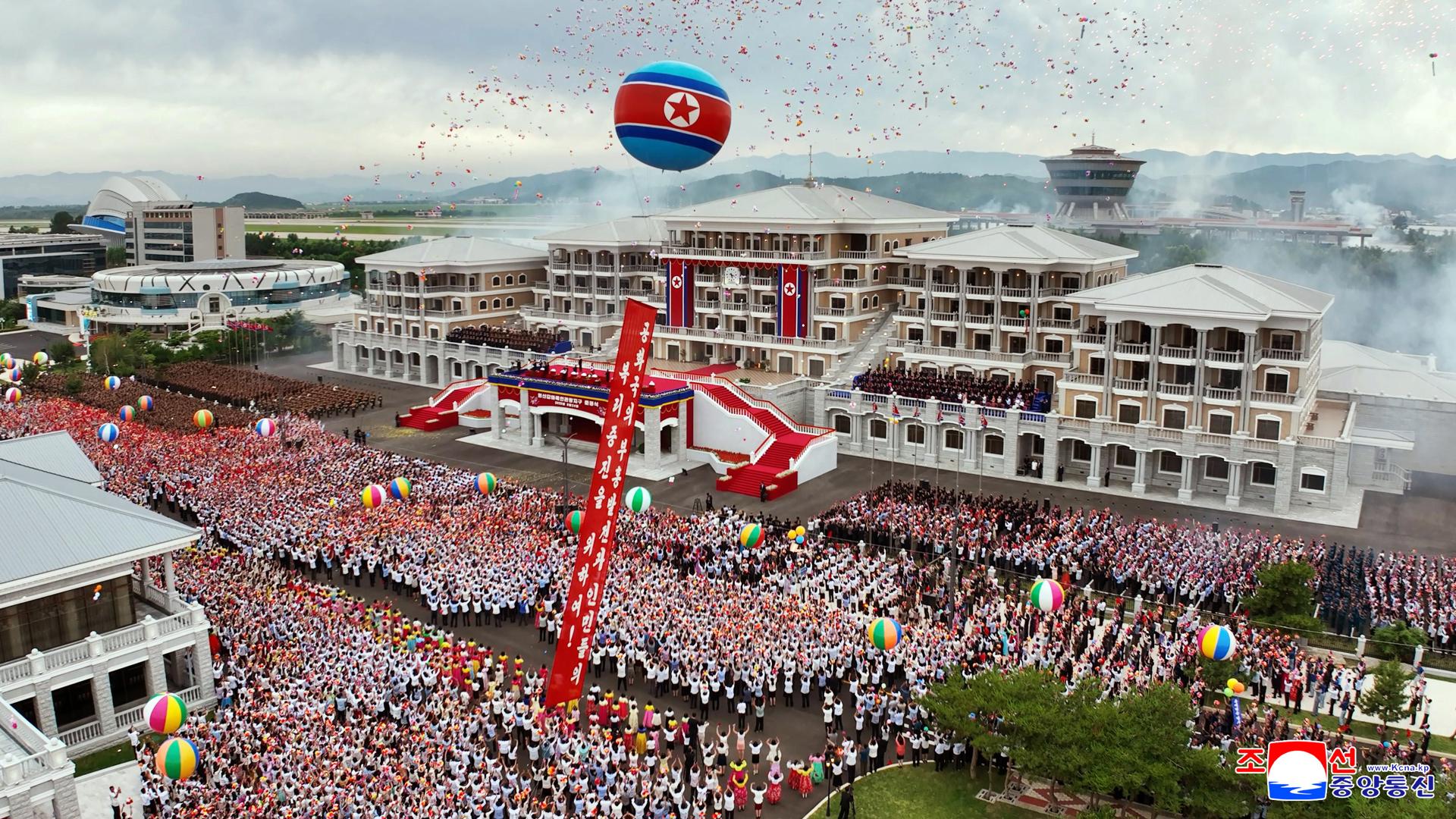 Una foto publicada por la Agencia Central de Noticias de Corea del Norte (KCNA) muestra una vista de la ceremonia de inauguración de la Zona Turística Costera de Wonsan Kalma en Wonsan, Corea del Norte, el 24 de junio de 2025 (publicada el 26 de junio de 2025). Según la KCNA, la zona turística cuenta con hoteles y hostales con capacidad para casi 20.000 huéspedes, tanto nacionales como internacionales, además de instalaciones para bañarse en el mar y diversas actividades deportivas y recreativas. EFE/EPA/KCNA SOLO PARA USO EDITORIAL.