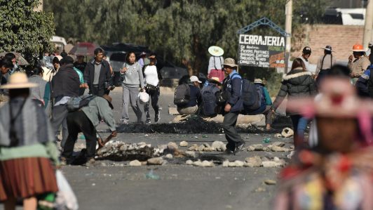 Protestas en Bolivia se extienden por días con bloqueos en carreteras: Partidarios de Evo Morales insisten en su inscripción presidencial