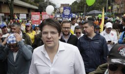Senador colombiano Miguel Uribe supera cirugía, pero sigue en estado crítico: “Está luchando por su vida”