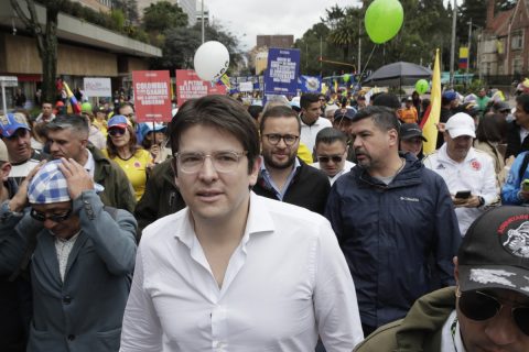 El senador colombiano Miguel Uribe supera cirugía, pero sigue en estado crítico: “Está luchando por su vida”