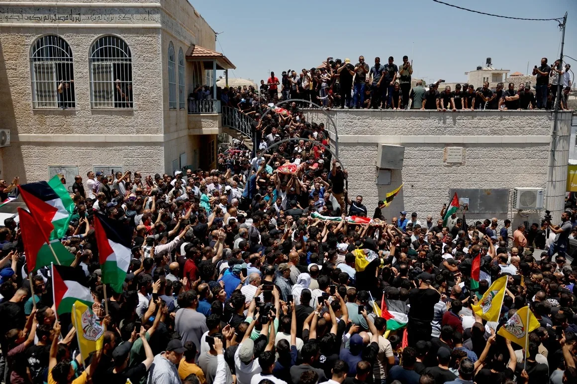 Los dolientes cargan los cuerpos de jóvenes palestinos asesinados por colonos israelíes en Kafr Malik. La ONU ha advertido que no hay respiro para las comunidades de la zona. Ammar Awad/Reuters