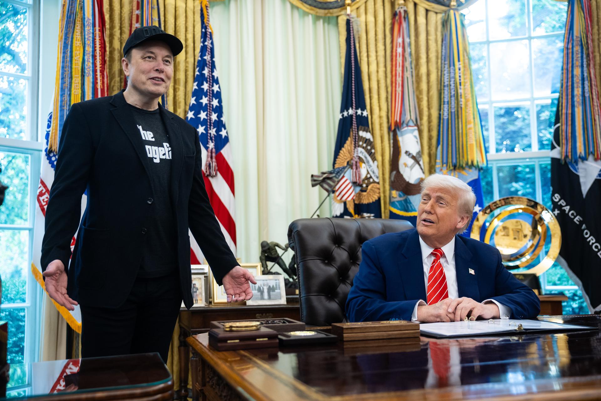 Fotografía del presidente estadounidense Donald Trump (d) junto al empresario Elon Musk, en una conferencia de prensa en el Despacho Oval de la Casa Blanca en Washington (Estados Unidos). EFE/EPA/EFE/ Francis Chung / POOL