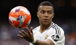 Mbappé está con un "cuadro agudo de gastroenteritis" y fue hospitalizado en Estados Unidos, informa el Real Madrid