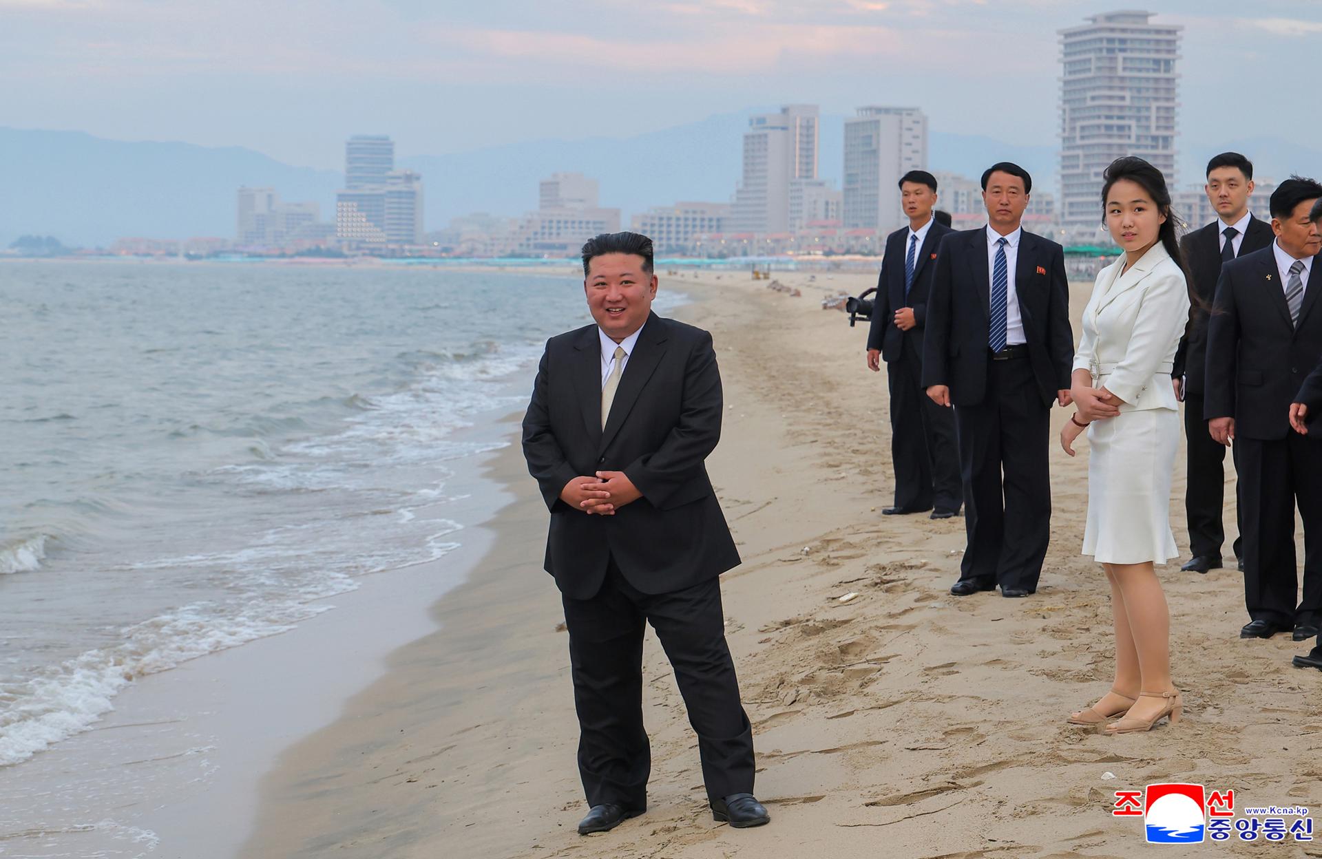 Una foto publicada por la Agencia Central de Noticias de Corea del Norte (KCNA) muestra al líder norcoreano Kim Jong Un (izq.) y a su hija Kim Ju Ae (3d.) en una playa durante la ceremonia de inauguración de la Zona Turística Costera de Wonsan Kalma en Wonsan, Corea del Norte, el 24 de junio de 2025 (publicada el 26 de junio de 2025). Según la KCNA, la zona turística cuenta con hoteles y hostales con capacidad para casi 20.000 huéspedes, tanto nacionales como internacionales, además de instalaciones para bañarse en el mar y diversas actividades deportivas y recreativas. EFE/EPA/KCNA SOLO PARA USO EDITORIAL.