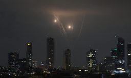 Hutíes amenazan con atacar buques de EEUU si este se involucra en guerra contra Irán