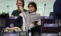 Israel pone en aislamiento penitenciario a Rima Hassan, eurodiputada francesa, que viajaba en barco con ayuda a Gaza
