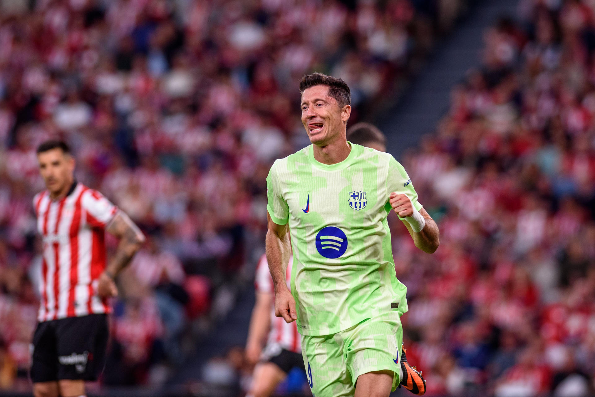  El delantero polaco del Barcelona Robert Lewandowski (c) celebra tras marcar el segundo gol de su equipo durante el partido de la última jornada de LaLiga EA Sports, entre el Athletic Club y el FC Barcelona, este domingo en el estadio de San Mamés. EFE/ Javier Zorrilla