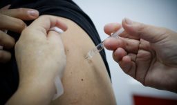 Autoridades llaman a vacunar a niños contra el sarampión: 4 de cada 10 no tienen la segunda dosis