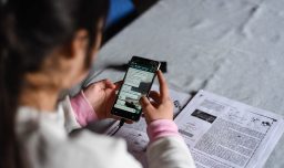 Experto en educación explica cómo el sobreconsumo digital afecta a los escolares: "Prohibir el acceso a estas herramientas no es realista"