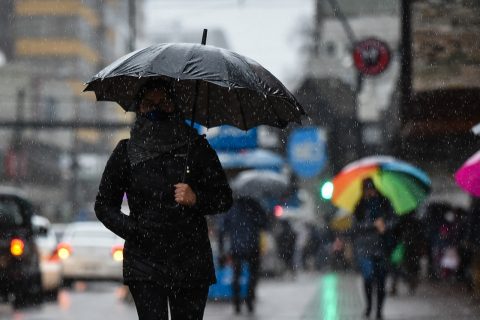 Dirección Meteorológica activa dos alertas por sistema frontal: ¿Cuáles son y a qué regiones afectará?