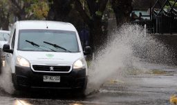 Sistema frontal: Esta es la multa a automovilistas por mojar o salpicar a peatones en las calles