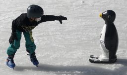 Expertas entregan recomendaciones clave para cuidar a los niños en las vacaciones de invierno