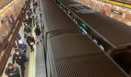 Metro de Santiago cierra estaciones en Línea 2 por persona en la vía