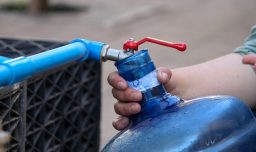 Corte de agua afectará a seis comunas de la Región Metropolitana y durará 36 horas: Revisa los puntos de abastecimiento