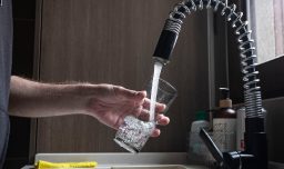 Aguas Andinas compensará a casi 380 mil usuarios afectados por cortes de agua: ¿Cuánto dinero recibirán los afectados?