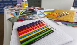 Contraloría abre sumario en Junaeb tras comprobar que solo entregaron un tercio de los kits de útiles escolares en 2024