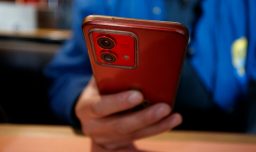 Adolescente de 17 años murió electrocutado mientras manipulaba su celular conectado a la corriente