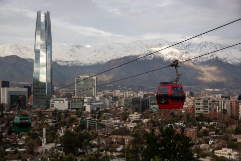 Chile mejora en ranking de competitividad global: Experto analiza los avances y desafíos del país