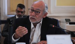 Licencias médicas: Senador Flores cuestiona permanencia de la superintendenta de la Suseso