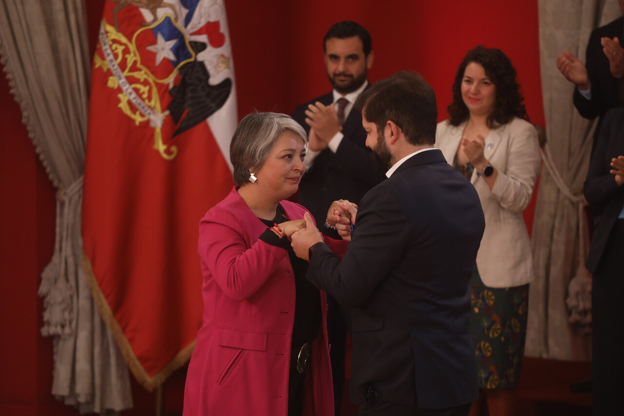 Jeannnette Jara y el presidente Gabriel Boric en el cambio de gabinete tras renuncia al Ministerio del Trabajo/Agencia Uno