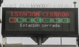Metro de Santiago cierra estaciones en Línea 1 por presencia de persona en la vía